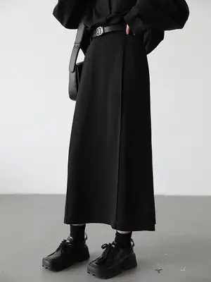 Image de Jupe Plissée Haute Taille Noire - Style Chic & Élégant