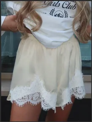Image de Shorts d'Été en Satin & Dentelle - Style Élégant & Léger