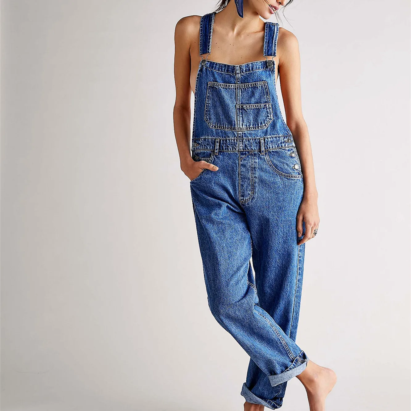 Salopette di Jeans alla Moda per Donna con Taglio Ampio, Bavaglino Classico e Tessuto in Denim Elasticizzato – Tuta Casual con Pantaloni a Gamba Affusolata