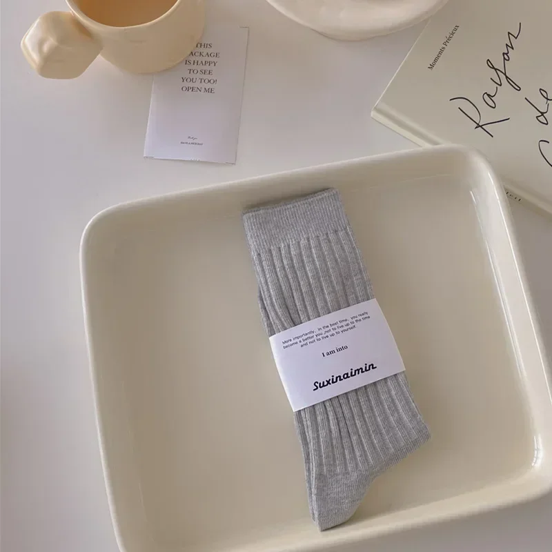 Bild von Elegante Damen-Socken – Casual & Stilvoll in Schwarz, Weiß & Grau