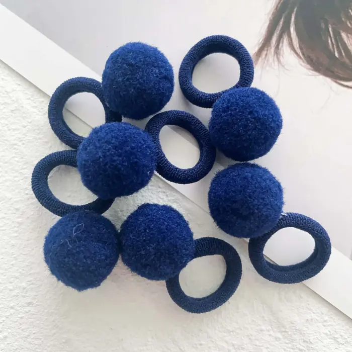 Image de 10 Scrunchies Peluche pour Filles - Élastiques Doux et Colorés