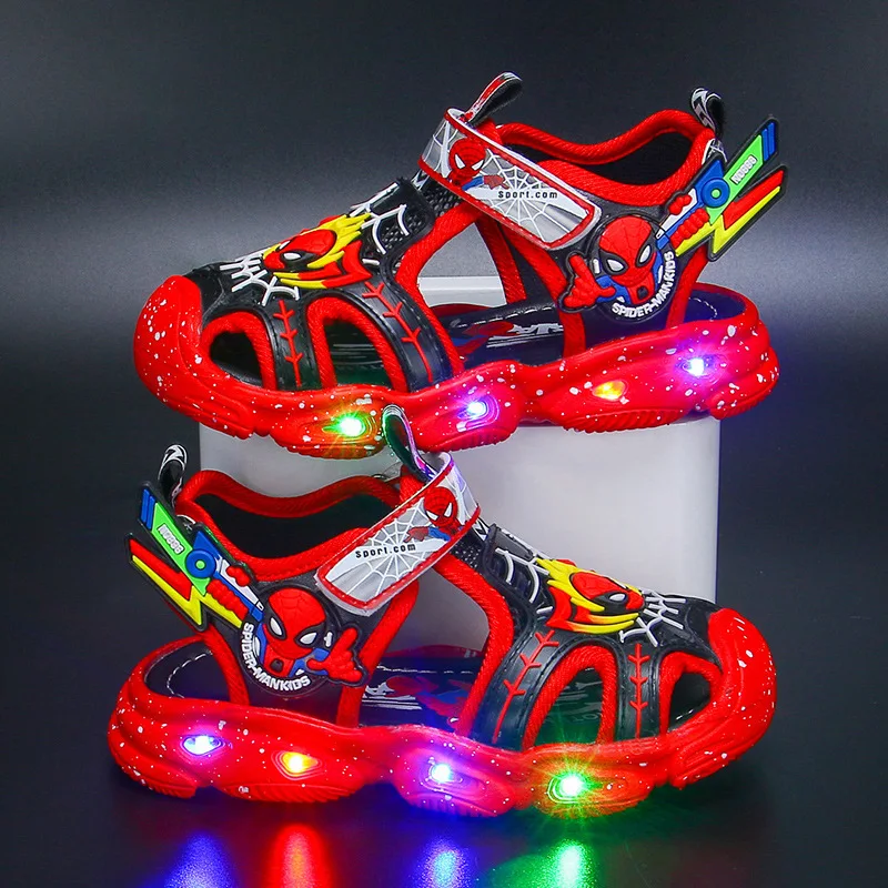 Afbeelding van 2025 Nieuwe kinderen Marvel LED Sport Sandalen Zomer Cartoon Spiderman Sandalen voor Jongens Casual Strand Schoenen Zachte Zool Kinderschoenen
