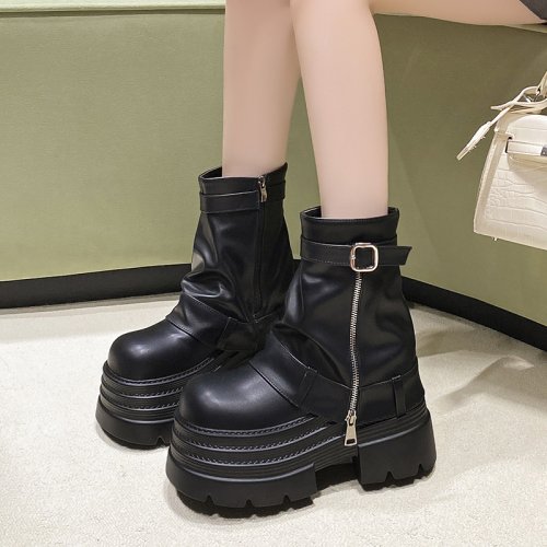 Zdjęcie Modne buty damskie na wysokim obcasie – styl punkowy i wytrzymałość
