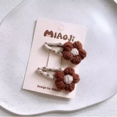 Image de Pinces à Cheveux Fleuries Café pour Bébé - Accessoire Mignon 2024