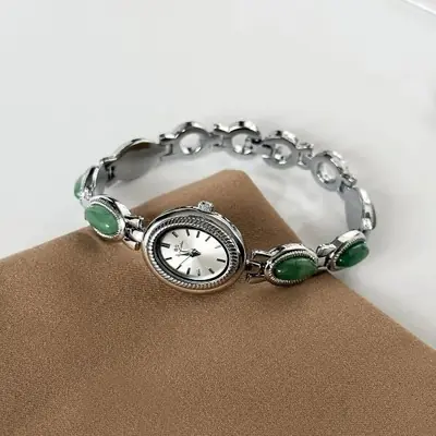 Image de Montre Vintage Femme Or & Jade - Élégante & Étanche