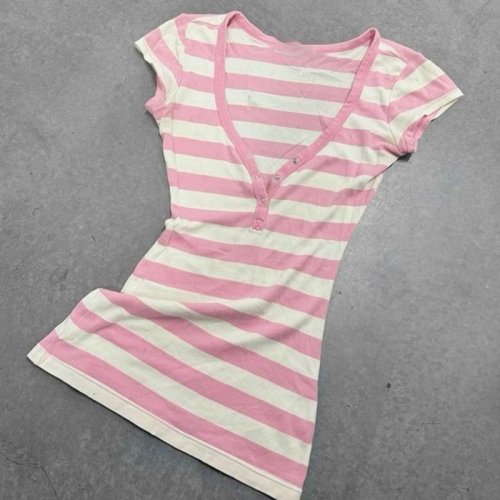 Immagine di T-shirt a maniche corte con colletto a V a righe rosa Y2k giapponese Estate Nuova sottocultura False Two T-shirt da donna Dolce piccante Camicetta sottile Top