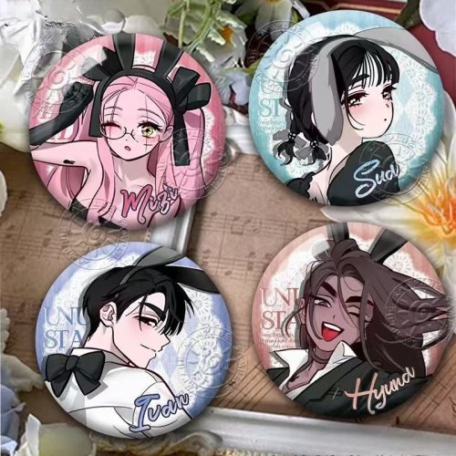 Immagine di Spilla Rotonda da Palcoscenico in Metallo Stagnato 58mm - Design Esclusivo con Personaggi Hyuna, Sua, Till, Ivan, Mizi, Luka - Distintivo per Zaino, Regalo di Natale Perfetto per Fan di Cosplay e Anime