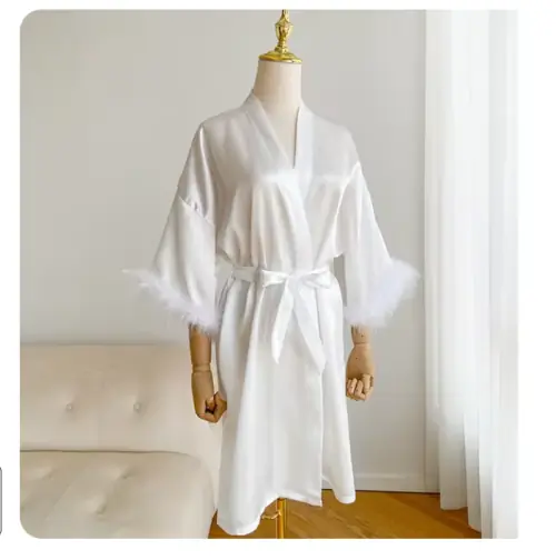 Image de Peignoir Satin Blanc avec Plumes - Élégant & Sensuel