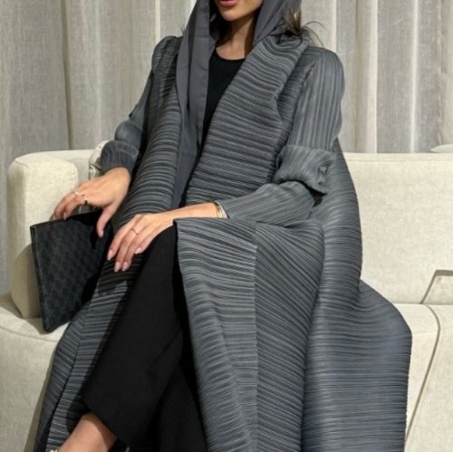 Imagen de Abaya Plisada Vintage con Estampado y Cuello Vuelto