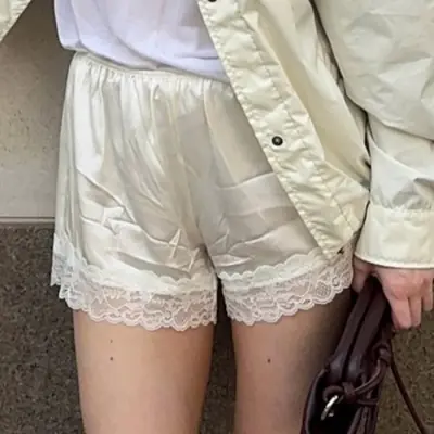 Image de Short Satin Élégant avec Dentelle - Mini Short Soyeux pour Femmes