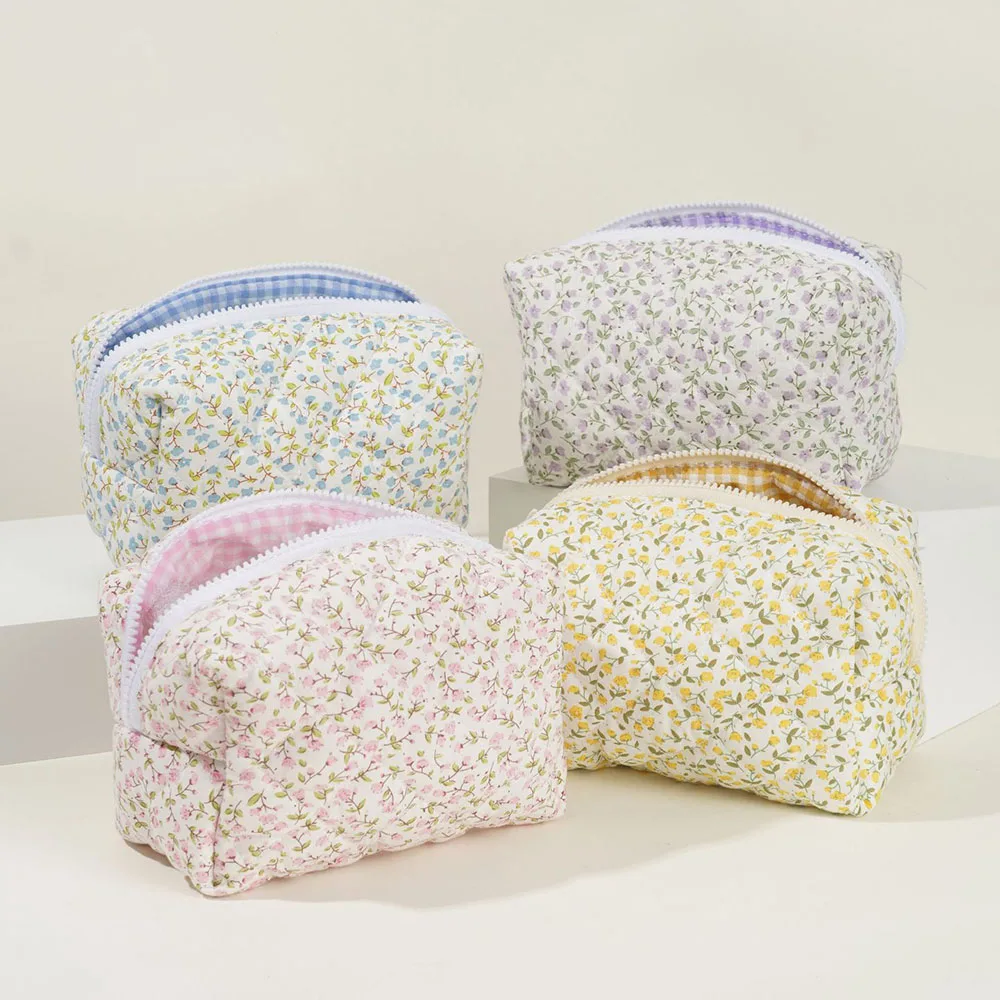 Immagine di Borsa Organizzatrice per Trucco Trapuntata con Stampa Floreale – Grande Borsa Cosmetica da Viaggio con Scomparti Interni per Accessori di Bellezza