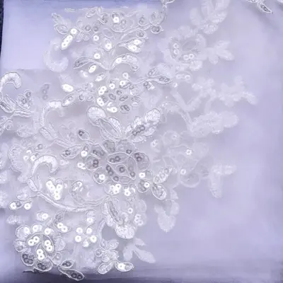 Image de Voile de mariée court avec dentelle et peigne floral