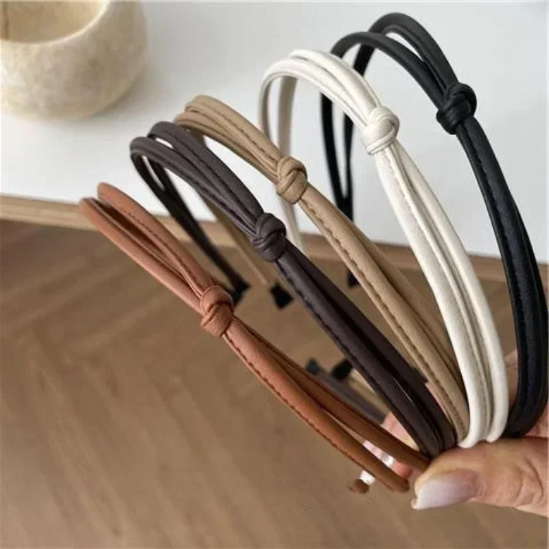 Immagine di Fascia per Capelli Coreana Vintage in Pelle PU Sottile - Cerchietto Elegante Tinta Unità con Design Annodato e Stile Minimalista
