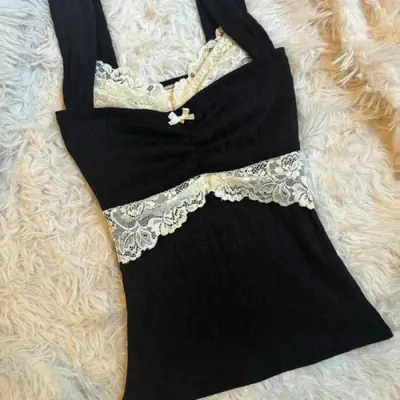 Image de Débardeur Vintage Y2K Dentelle Grunge - Look Rétro Coquette