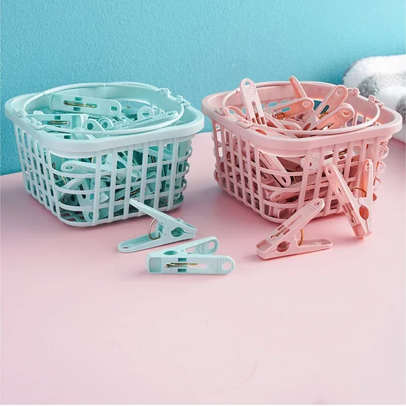 Afbeelding van 30 stuks natuurlijke plastic wasknijpers met opbergmand – ideale wasgoedhouders voor linnen, dekens en handdoeken