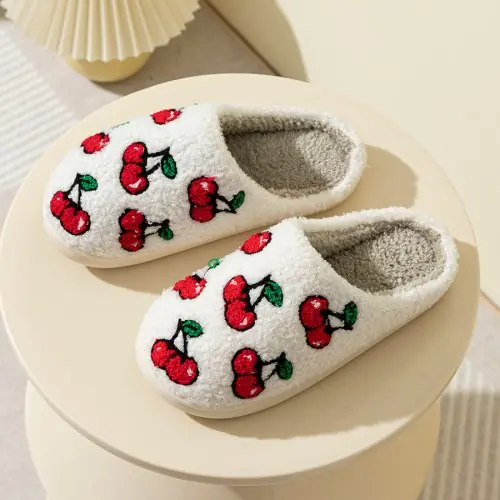 Image de Pantoufles Cerises Pelucheuses - Confort Absolu pour la Maison