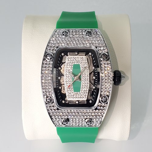 Immagine di Orologio da Donna di Lusso con Diamanti, Design Tonneau Originale, Cinturino in Gomma Sportivo e Impermeabile - Stile Ice Out Moderno
