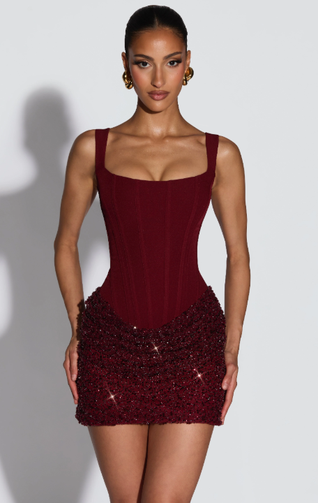 Afbeelding van Elegante en sexy bodycon jurk met plooien en sequins, rugloos, spaghetti bands, mini model voor zomerfeesten en nachtclubavonden 2026