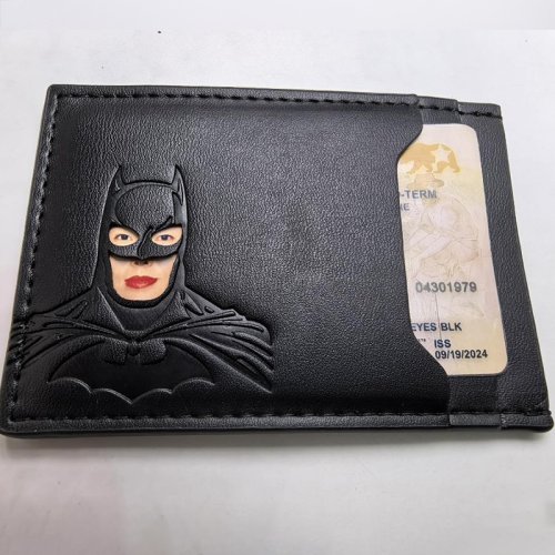 Bild von Personalisierte Leder-Brieftasche mit Fledermaus-Motiv – Superhelden-Maske und Kartenhalter als stilvolles Geschenk für Fans