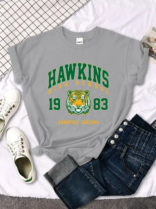 Image de T-Shirt Hawkin's Lycée 1983 - Style Harajuku