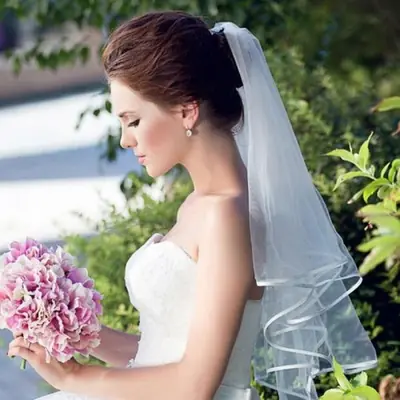 Image de Voile de Mariage Court Blanc Ivoire - Tulle 2 Couches avec Peigne