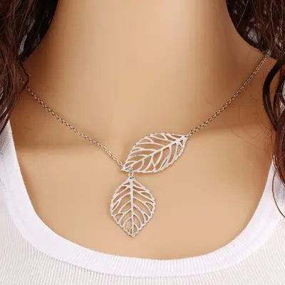 Image de Collier Minimaliste Femme - Pendentif Rond & Chaîne Feuilles