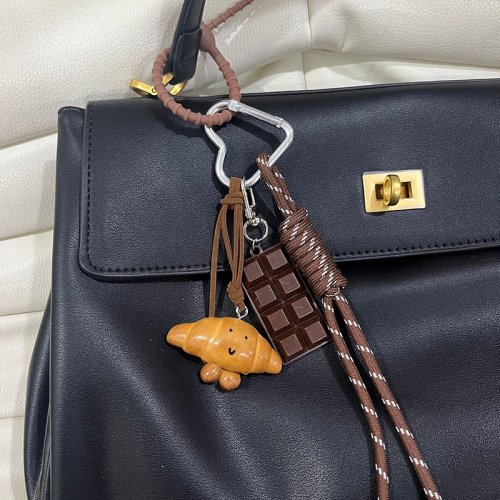 Zdjęcie Śliczny brelok w kształcie chleba – urocza zawieszka na klucze z tkaniny nylonowej, idealna jako ozdoba do plecaka, torby czy kluczy samochodowych