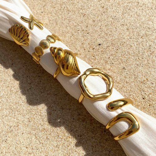 Immagine di Anello Geometrico Largo in Acciaio Inossidabile Colore Oro 18 Carati - Design Minimalista e Moderno per Donne
