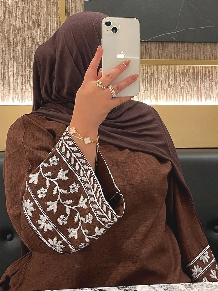 Bild von Floral Stickerei Muslimischen Abaya für Frauen Eid Kleid Marokko Ramadan Spitze-up Abayas Kaftan Islam Vestidos Dubai Arabischen Lange robe