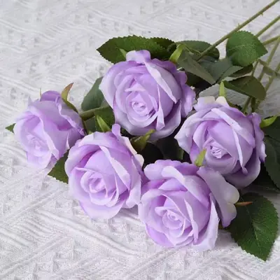 Image de Roses Artificielles Réalistes - Décoration Élégante pour Maison & Mariage