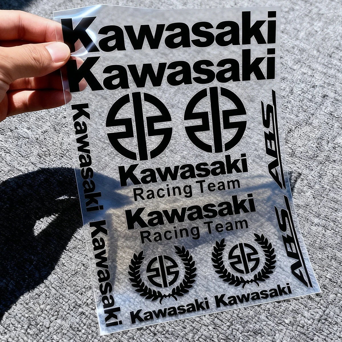 Zdjęcie Zestaw wytrzymałościowych naklejek winylowych Kawasaki – stylowe dekoracje do motocykla ZX6R, ZX9R, ZX10R z logo i elementami na zbiornik oraz kask