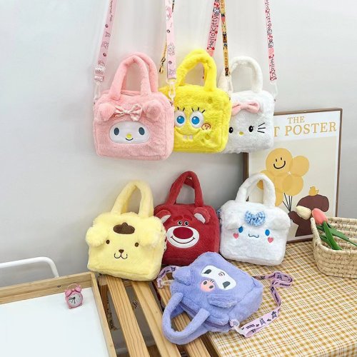 Immagine di Borsa in Peluche Sanrio Kuromi, Cinnamoroll, Melody, Stitch e Hello Kitty - Borsa a Tracolla per Cosmetici, Ideale per Ragazzi e Ragazze, Regalo di Natale Perfetto