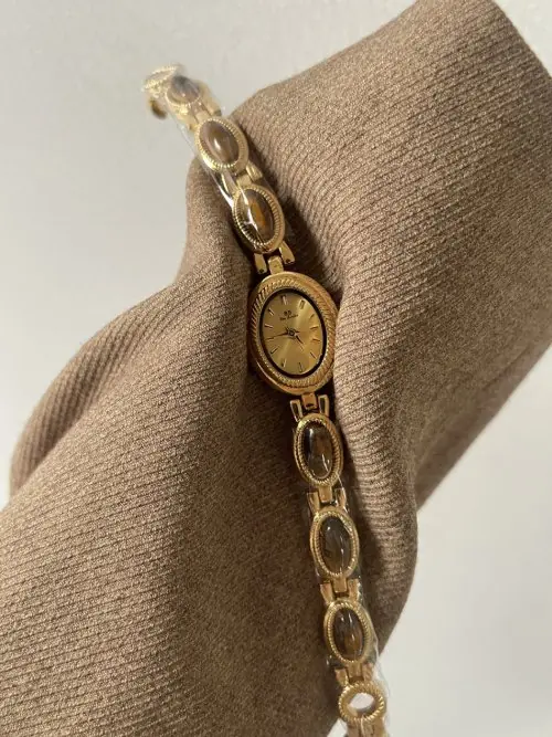 Image de Montre en Jade Naturel Dorée - Élégance Féminine