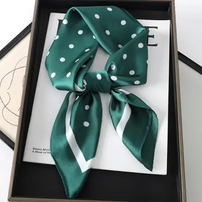 Image de Foulard Soie Élégant pour Femme - Style Été