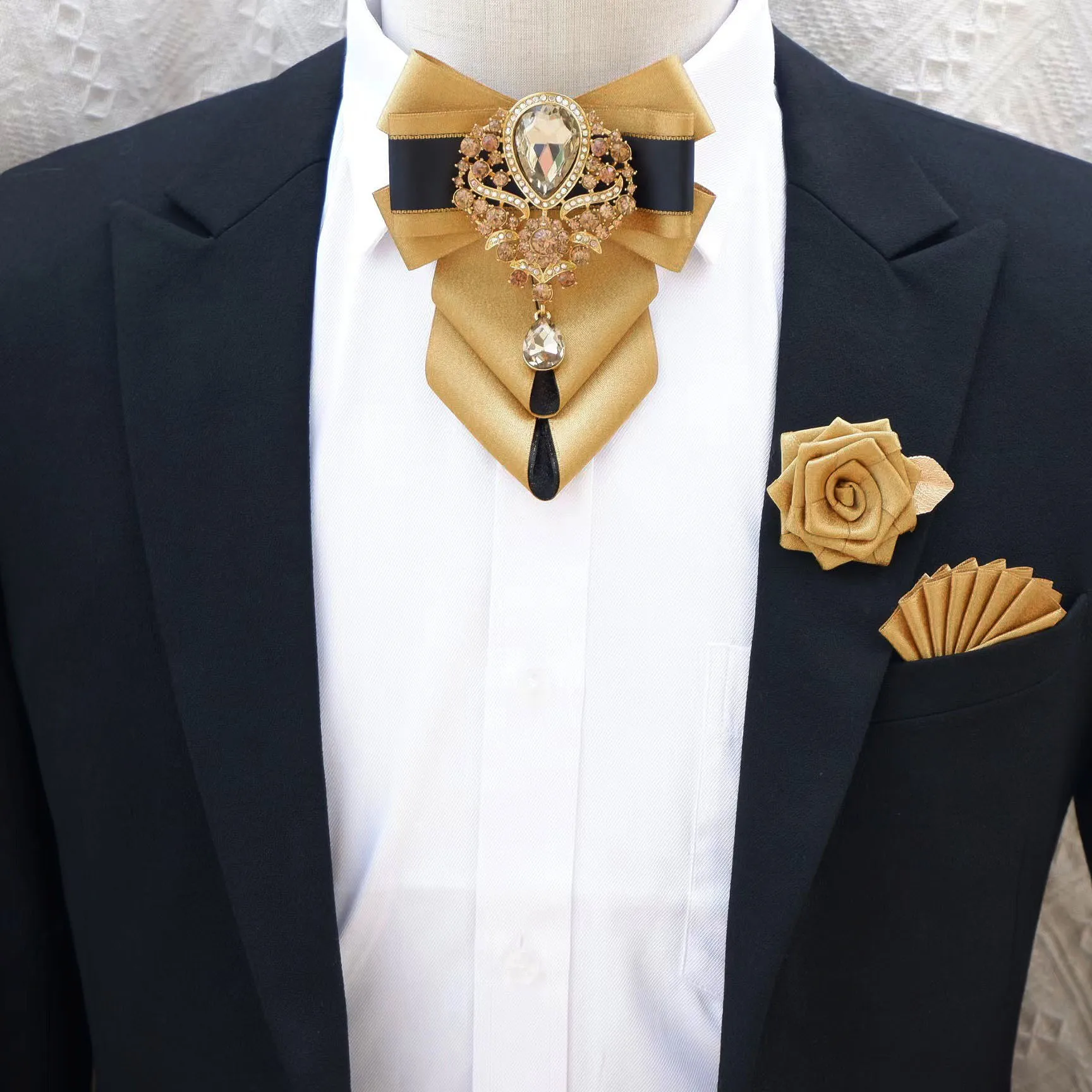 Bild von Luxus Strass Fliege Brosche Tasche Handtuch Set für Herren – Hochwertiges Accessoire Set für Elegante Anlässe und Hochzeiten
