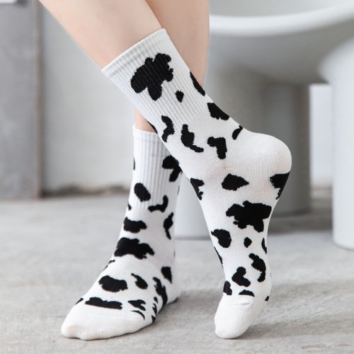 Bild von Niedliche weiße Socken mit schwarzem Kuhmuster – lustige Cartoon-Tiere für Damen und Mädchen, modisch lässig, perfekt für Streetwear und Skateboard-Stil