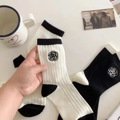 Image de Chaussettes japonaises à broderie camélia rose, coton pur, rayures noires et blanches