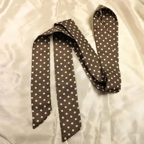 Image de Écharpe Longue Étroite à Pois - Accessoire de Mode pour Femmes