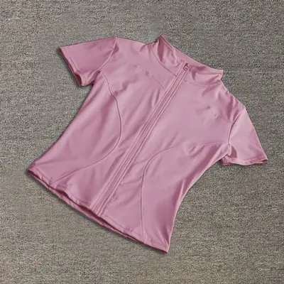 Image de Tenue de Sport Femme Coupe Cintrée - Séchage Rapide & Fermeture Éclair