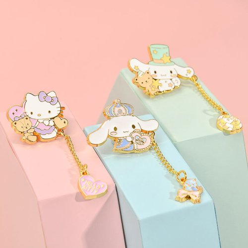 Imagen de Sanrios-Alfileres esmaltados de Anime, broche colgante de cadena con borlas de Hello Kitty Kuromi para chaqueta, insignia, alfileres de solapa, accesorios para mochila