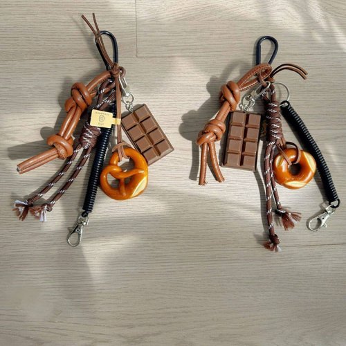 Immagine di Portachiavi Decorativo Autunno-Inverno in Stile Coreano con Ciondolo a Forma di Pane Alcalino Marrone, Design Carino e Originale per Borse e Zaini