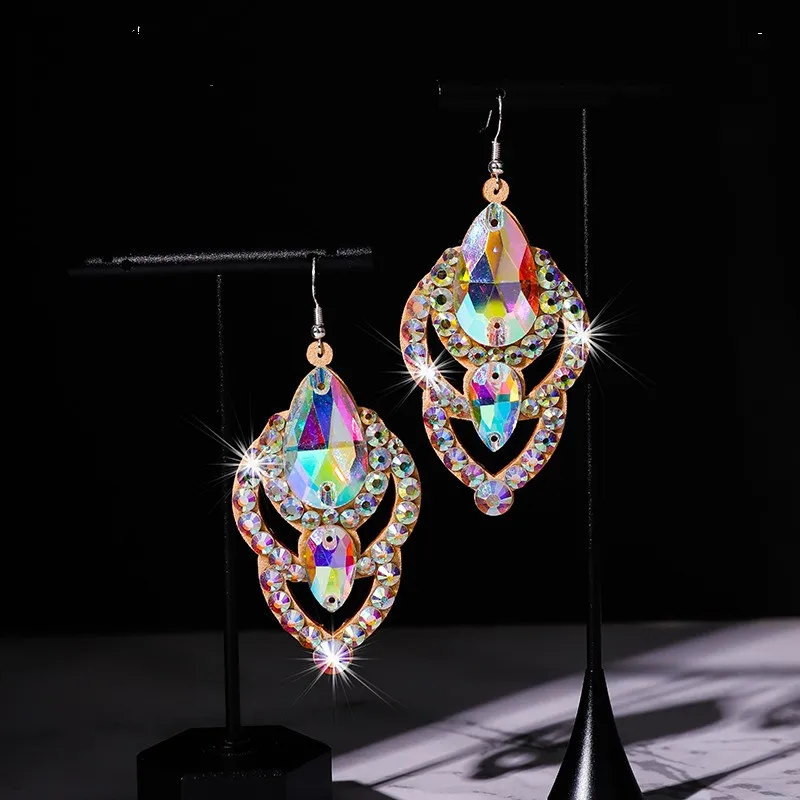 Immagine di Orecchini di Danza del Ventre con Cristalli Bling, Fatti a Mano in Argento di Qualità, Accessori per Costumi da Scena, Anti-Allergici e di Lusso