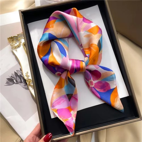 Immagine di Sciarpa di Seta Quadrata di Lusso per Donne – Foulard Elegante in Raso, Fascia per Capelli, Hijab, Scialle Multifunzione e Bandana Stile Fashion