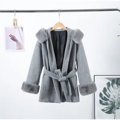 Image de Manteau en laine à capuche fourrure - Hiver 2025