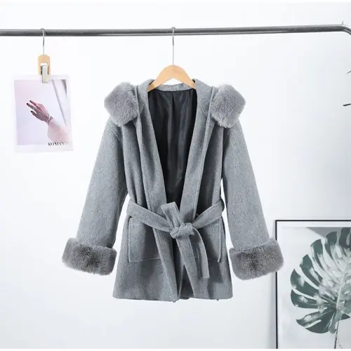 Image de Manteau en laine à capuche fourrure - Hiver 2025
