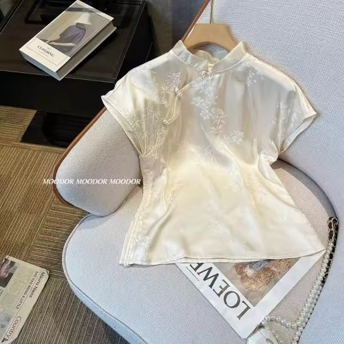 Bild von Chic Satin-Bluse mit Stehkragen – Elegantes Sommer-Outfit