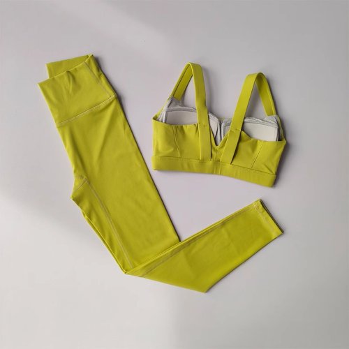Immagine di Set da Yoga Senza Cuciture per Donna: Reggiseno Push-Up e Leggings a Vita Alta in Abbigliamento Sportivo da Allenamento
