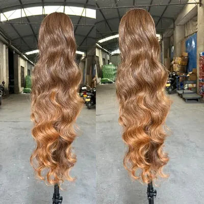 Image de Extension cheveux synthétiques clip-in ondulés 28 pouces brun blond ombré