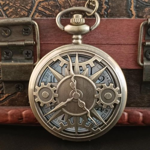 Bild von Vintage Bronze Pistolschädel Anhänger mit Militärquarz Uhr – Freiheits-Symbol nach dem Zweiten Verfassungszusatz, Herren-Halskette mit Taschenuhr-Funktion für Halloween und Fans von Edelstahl-Design