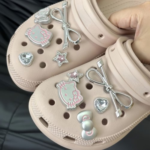 Zdjęcie Srebrny Zestaw Ozdób Hello Kitty do Butów – DIY Akcesoria do Dziurkowanych Butów z Odpinanymi Klamrami, Idealne na Festiwal i Prezent dla Dziewcząt i Kobiet